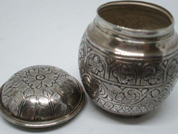Handmade round Havdalah spice box vintage floral engraved designs all around. It bears a silver 800 hallmark.