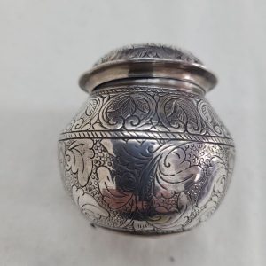 Handmade round Havdalah spice box vintage floral engraved designs all around. It bears a silver 800 hallmark. Dimension diameter 4.7 cm  6 cm approximately.