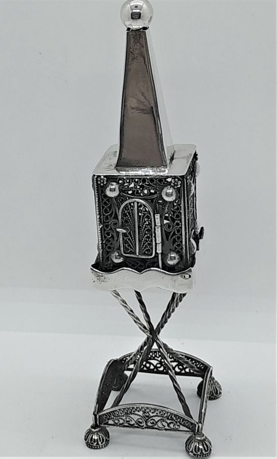 Havdalah bessamim spice box silver filigree sterling silver tower with Yemenite filigree diameter 4.3 cm X 4.3 cm X 14.7 approximately.