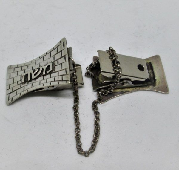 Tallit clip curved Kotel sterling silver with name wavy Kotel design you can order a name on each part of clip. Dimension 3 cm X 2.3 cm approximately.