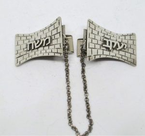 Tallit clip curved Kotel sterling silver with name wavy Kotel design you can order a name on each part of clip. Dimension 3 cm X 2.3 cm approximately.