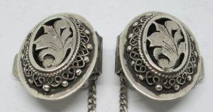 Handmade sterling silver Tallit clips foliage design oval frame with floral design made by S. Ghatan(Katan). Dimension 2.8 cm X 2.1 cm approximately.