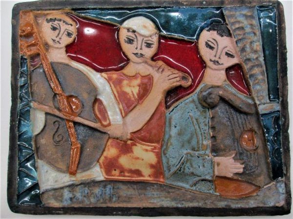 Hand made glazed ceramic Musical trio ceramic tile King David & friends playing their musical instruments. Dimension 18.5 cm X 14.5 cm.