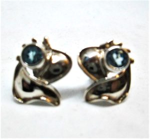 Sterling silver contemporary style blue topaz earrings stud earrings is set with faceted blue Topaz stones. Dimension 1.7 cm X 1.7 cm approximately.