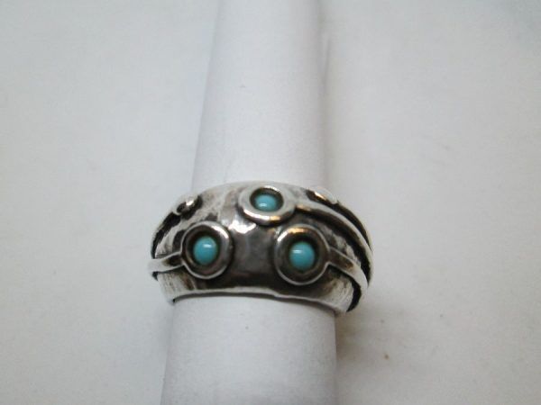 Handmade three Turquoises Sterling Silver Ring set in contemporary style ring. Dimension 1.2 cm ring size 55.