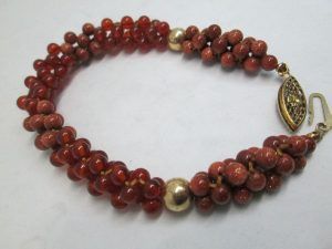 Bracelet Negev stones Agathe beads, semi precious Negev stones, orange Agathe beads and gold beads diameter 0.45 cm X 21 cm approximately.