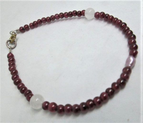 Bracelet Garnet moon stones with semi precious Garnet stones & moon stone beads. Dimension diameter 0.6 cm X 20 cm approximately.