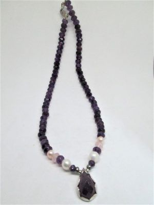 Handmade Faceted Amethysts Beads Necklace and pearls & silver framed center stone faceted Amethyst stone . Dimension diameter 0.8 cm X 46 cm