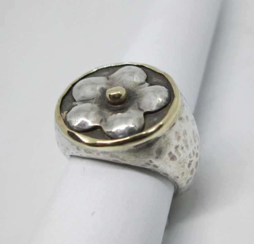 A cameo dress ring, with single cameo, of lady looking right, in rub over  setting, 1.8