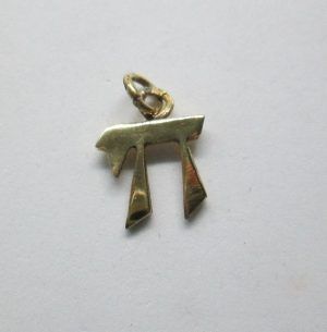 Handmade small size Chai Hay smooth gold pendant suitable for boys and girls. Dimension 1.1 cm X 1.1 X 0.013 cm approximately.