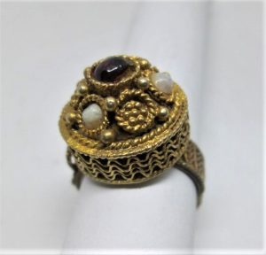 Vintage ring goldplated Yemenite filigree made in Israel in the 1950's by Yemenite Jews.  Dimension diameter 1.7 cm ring size 57.