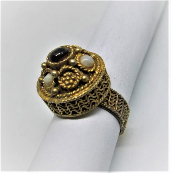 Vintage ring goldplated Yemenite filigree made in Israel in the 1950's by Yemenite Jews.  Dimension diameter 1.7 cm ring size 57.