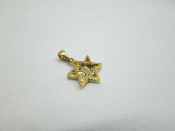 18 Carat gold star MagenDavid pendant Diamonds dove 13 Diamonds set in.  Dimension 1 cm X 1.15 cm X 0.2 cm approximately.