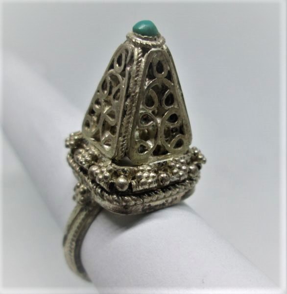 Vintage Yemenite filigree tower shape ring made in Israel in the 1950's by Yemenite Jews.   Dimension 1.7 cm X 1.7 cm ring size adjustable.