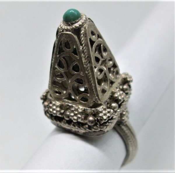 Vintage Yemenite filigree tower shape ring made in Israel in the 1950's by Yemenite Jews.   Dimension 1.7 cm X 1.7 cm ring size adjustable.