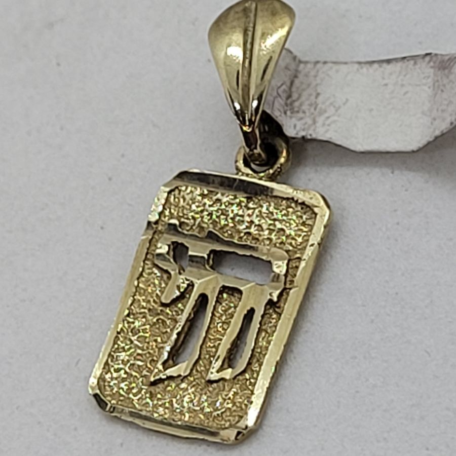Handmade 14 carat gold Hay rectangular pendant hammered and diamond cut. Dimension 0.95 cm X 1.4 X 0.07 cm approximately.