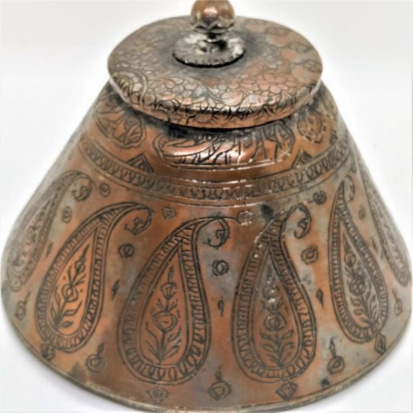 Antique Safavid Box Copper handmade copper box with floral engravings around . Middle East 18th century. Dimension diameter 16.5 cm X 11 cm.