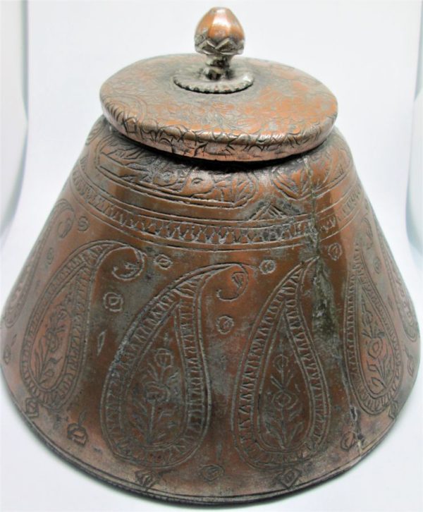 Antique Safavid Box Copper handmade copper box with floral engravings around . Middle East 18th century. Dimension diameter 16.5 cm X 11 cm.