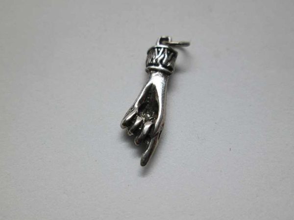 Handmade sterling silver pendant Torah pointer Yad oxidized. Dimension 0.6 cm X 2.6 cm approximately. Can be made in gold by order, check its price ahead.