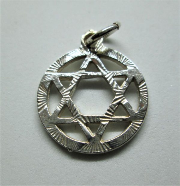 Sterling silver Magen David star pendant round  with diamond cut finish on surface. Dimension diameter 1.6 cm  approximately.