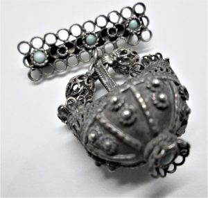 Handmade sterling silver Pin Silver Yemenite Filigree . An original vintage piece made in Israel in the 1950's. Dimension 4.8 cm X 2.3 cm.