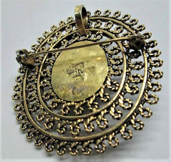 Vintage sterling silver Cornelian gold plated brooch Yemenite filigree design handmade. Dimension 4.8 cm X 4.6 cm approximately.