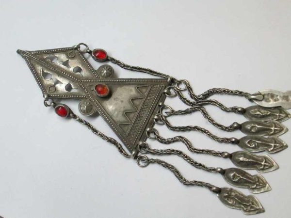 Handmade vintage silver nomad's necklace made in the middle east during 19th century and set with 3 Agates. Dimension pendant 6.2 cm X 11.2 approximately.