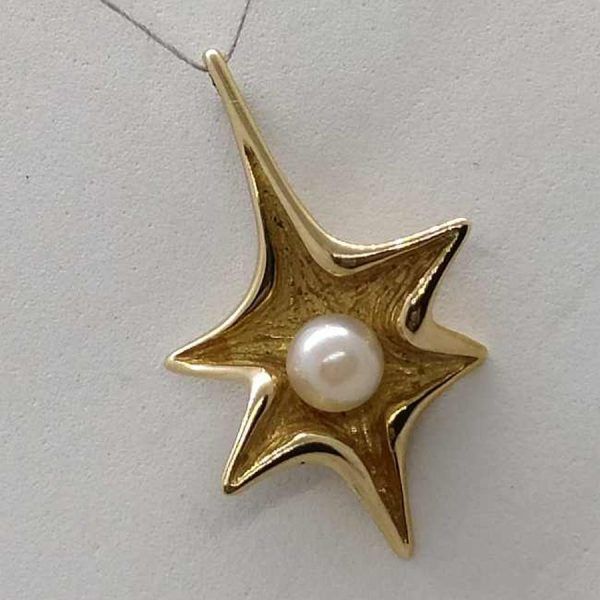 Handmade 14 carat yellow gold Magen David star pendant modern white Pearl set gracefully in center of star, 2.7 cm X 1.8 cm X 0.5 cm.