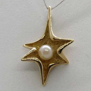 Handmade 14 carat yellow gold Magen David star pendant modern white Pearl set gracefully in center of star, 2.7 cm X 1.8 cm X 0.5 cm.