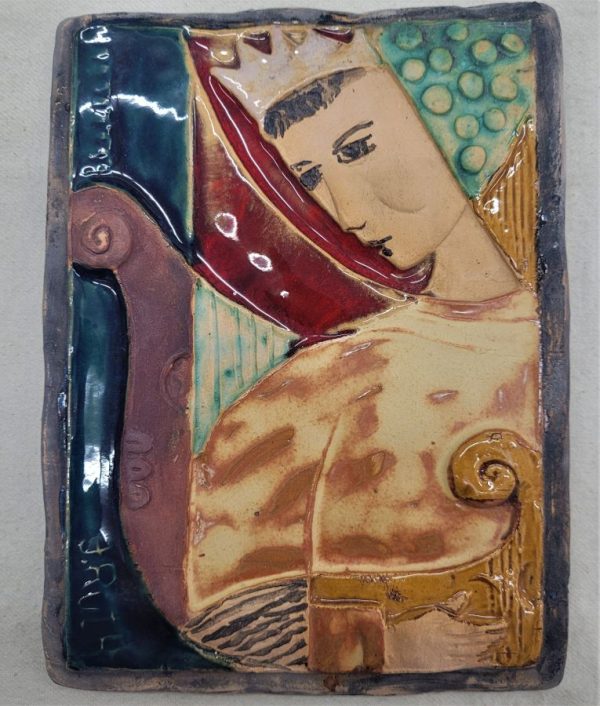 Kind David playing harp tile, he plays music with his favorite musical instrument, his famous harp. Dimension 18.2 cm X 14 cm approximately.