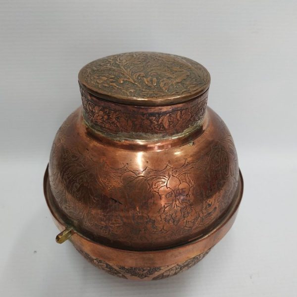Etrog Box Copper Vintage. Handmade copper Etrog citron box for the Sukkot feast of Tabernacles. Dimension diameter 11.5 cm X 11.9 cm approximately.