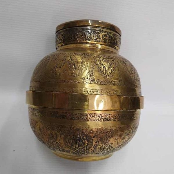 Ethrog Citron Box Brass Vintage. The box was made by middle east Jew who made Aliya in the 1960's. Dimension diameter 10 cm X 14 cm approximately.