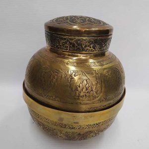 Ethrog Citron Box Brass Vintage. The box was made by middle east Jew who made Aliya in the 1960's. Dimension diameter 10 cm X 14 cm approximately.
