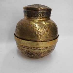 Ethrog Citron Box Brass Vintage.The box was made by middle east Jew who made Aliya in the 1960's. Dimension diameter 10 cm X 14 cm approximately.