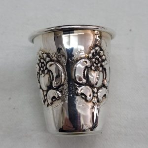 Sterling Silver Mini Wine Cup handmade. Handmade sterling silver liquor cup with embossed design. Dimension diameter 4 cm X 4.8 cm.