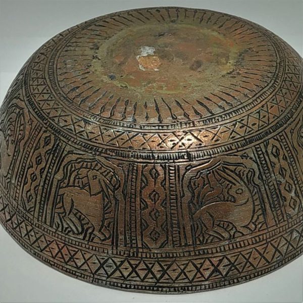 Antique Safavid copper bowl handmade copper bowl from the middle east Safavid 18th century. Dimension diameter 13.5 cm X 5.5 cm.
