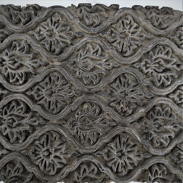 Ancient textile pattern wood lotus carved in hard black wood from the middle East 19th century. Dimension 16 cm X 18.8 cm X 5.5 cm.