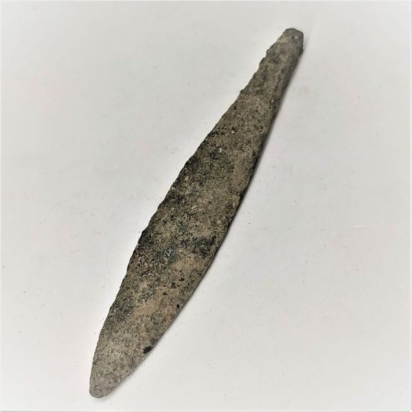 A genuine bronze Mideast arrow head antique bronze leaf-shaped arrow head flat central rib. Dimension 10.9 cm X 1.9 cm approximately.