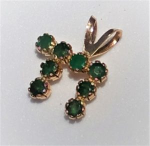 Pendant Gold Hay Emerald stones forming the word Chai Hai. 14 carat gold pendant Hay set with genuine emerald stones 1 cm X 1.2 cm X 0.15 cm.