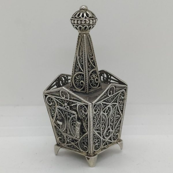 Havdalah spice box silver filigree sterling silver tower with silver Yemenite filigree designs. Dimension 4 cm X 4 cm X 7.5 cm approximately.
