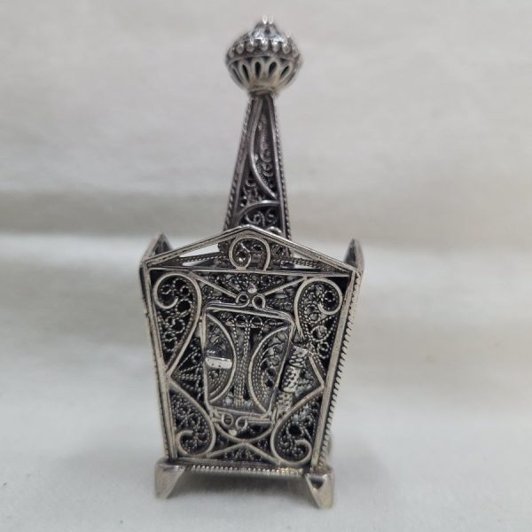 Havdalah spice box silver filigree sterling silver tower with silver Yemenite filigree designs. Dimension 4 cm X 4 cm X 7.5 cm approximately.