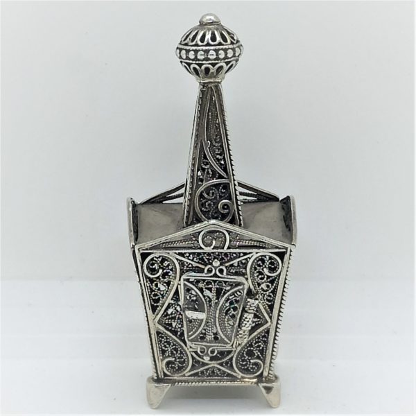 Havdalah spice box silver filigree sterling silver tower with silver Yemenite filigree designs.Dimension 4 cm X 4 cm X 7.5 cm approximately.