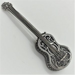 Havdalah Bessamim box filigree guitar sterling silver with Yemenite filigree designs. Dimension diameter 4 cm X 10 cm X 1 cm approximately.