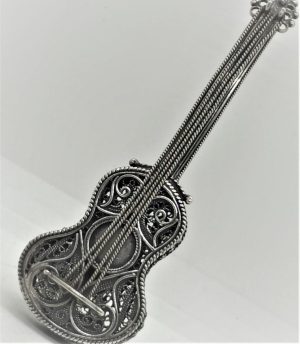 Havdalah Bessamim box filigree guitar sterling silver with Yemenite filigree designs. Dimension diameter 4 cm X 10 cm X 1 cm approximately.