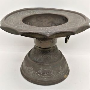 Original antique brass incense burner from Egypt early 20th century. Quotation from Korean are all around. Dimension diameter 17 cm X 15 cm.