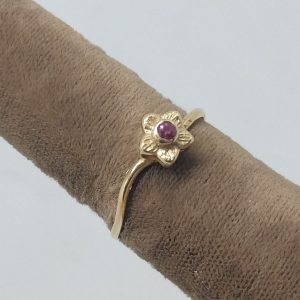 Handmade 14 carat Gold Ring Flower Ruby stone set in. A genuine Red faceted Ruby. Dimension ring size European 60.