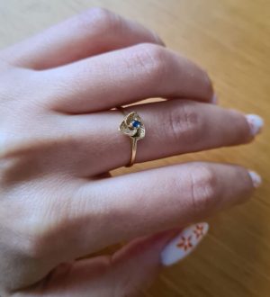 Handmade three leaf flower Gold Ring Blue Sapphire in center of flower. A genuine blue faceted Sapphire. I can set a red ruby for same price.