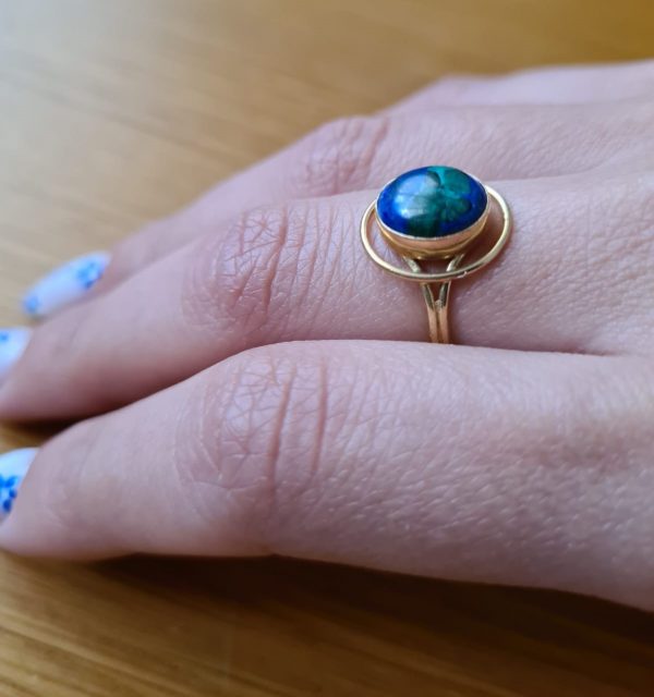 14 carat yellow Gold Ring Oval Azurite surrounded with gold wire. A genuine Azurite cabochon stone set into the gold ring. Ring size 58.