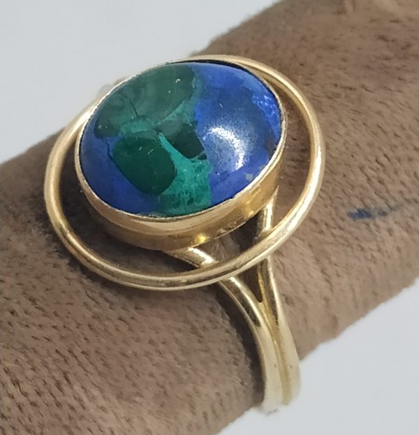 14 carat yellow Gold Ring Oval Azurite surrounded with gold wire. A genuine Azurite cabochon stone set into the gold ring. Ring size 58.