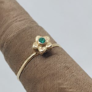 Handmade 14 carat Gold Ring Flower Emerald stone set in. A genuine green faceted emerald. Dimension ring size European 60.